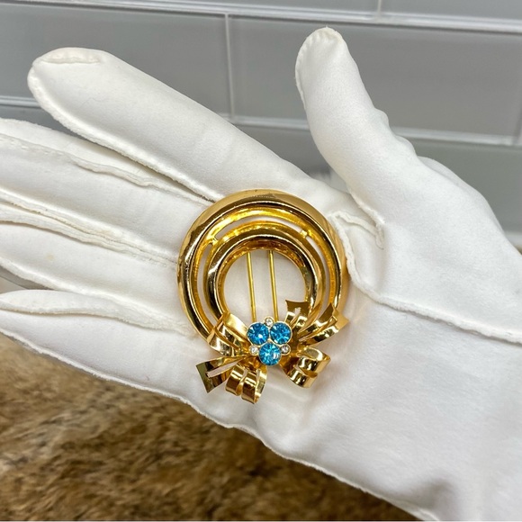 Vtg Coro Bow Wreath Design Gold tone Blue Rhinestones Pin Dress Fur Scarf Clip - Picture 1 of 9